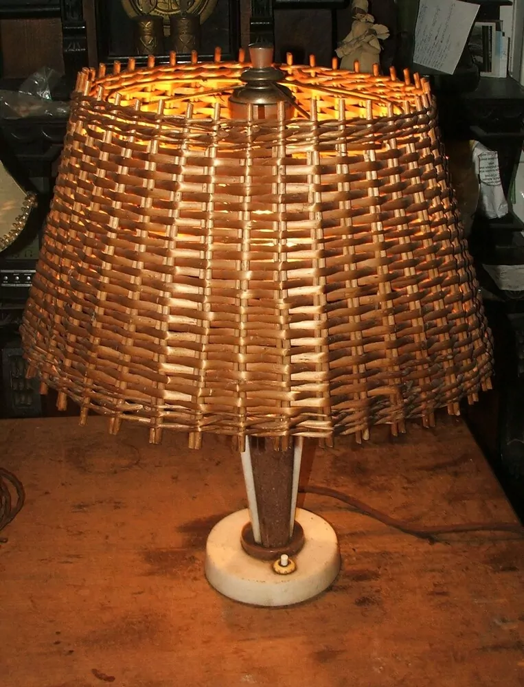STAROŽITNÁ STOLNÍ LAMPA , LAMPIČKA