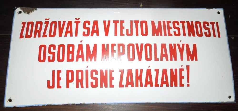 PLECHOVÁ SMALTOVÁ CEDULE ZDRŽOVAT SE V TEJTO MIESTNOSTI OSOBÁM NEPOVOLANÝM JE PRÍSNE ZAKÁZANÉ !