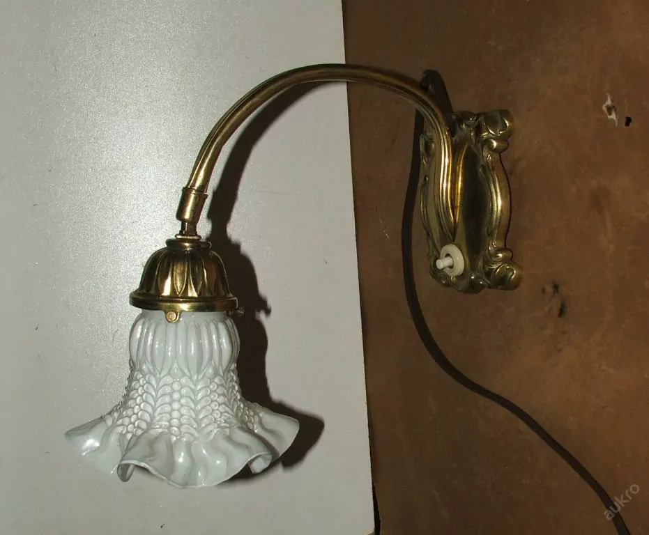 LAMPIČKA STOLNÍ NEBO NA STĚNU LAMPA ELEKTRICKÁ