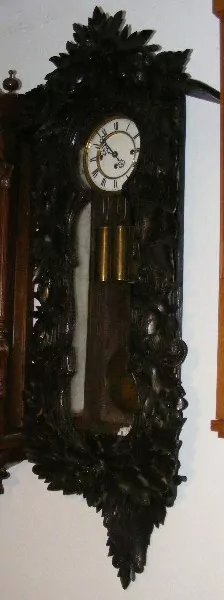 HODINY TŘÍZÁVAŽOVÉ NÁSTĚNNÉ CCA 1890 ČTVRTKY S ŘEZBOU