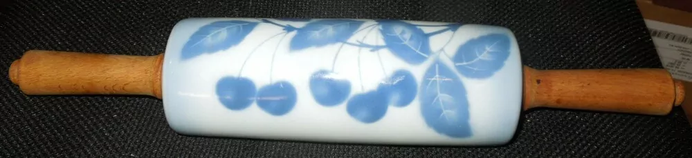 PORCELÁNOVÝ VÁLEČEK MODRÉ TŘEŠNĚ TEPLICE