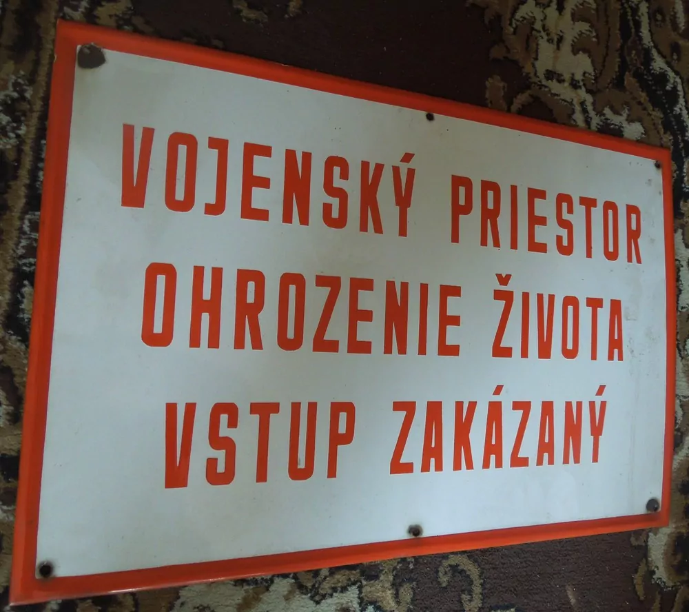 PLECHOVÁ CEDULE VOJENSKÝ PREISTOR VSTUP ZAKÁZANÝ