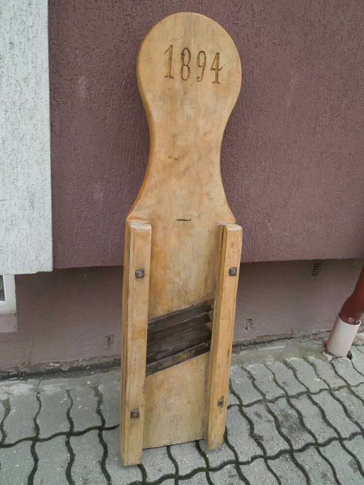 STAROŽITNÉ STRUHADLO NA ZELÍ