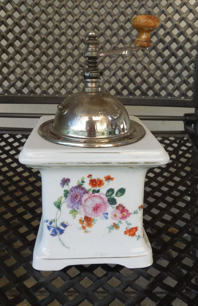 STAROŽITNÝ MLÝNEK KÁVOMLÝNEK KAFEMLÝNEK PORCELÁNOVÝ RŮŽE, RŮŽIČKY