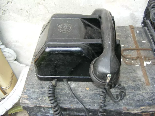 STAROŽITNÝ TELEFON  