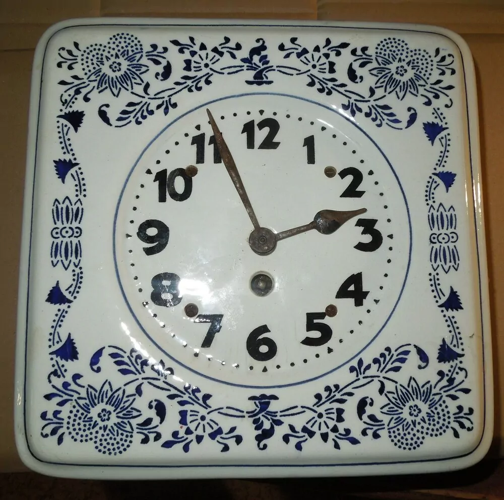 HODINY PORCELÁNOVÉ MOTIV CIBULÁK