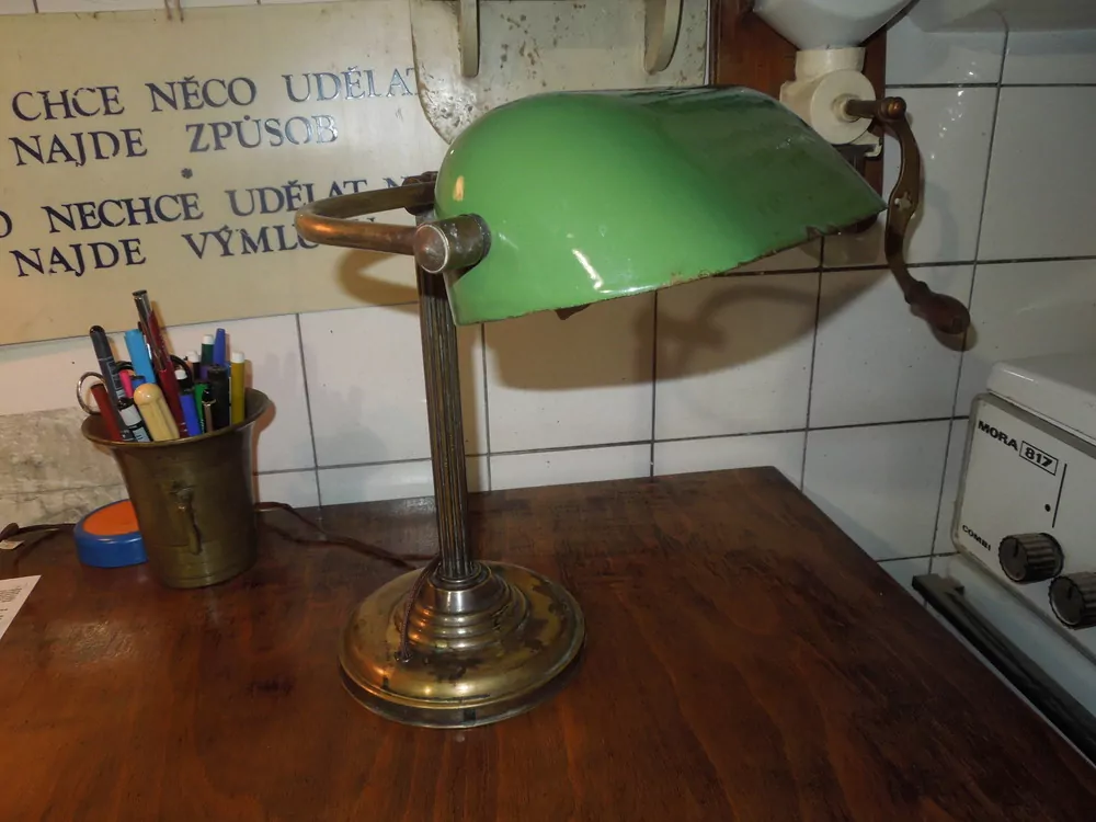 STAROŽITNÁ BANKOVNÍ LAMPA BANKÉŘKA