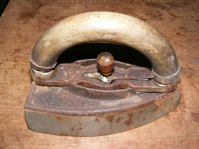 STAROŽITNÁ ŽEHLIČKA 