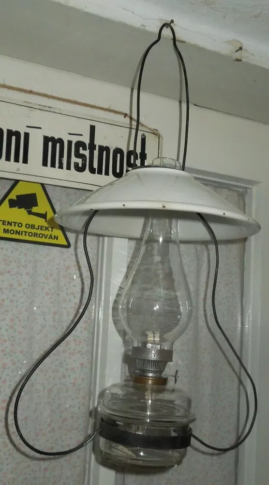 STAROŽITNÁ PETROLEJOVÁ LAMPA ZÁVĚSTNÁ