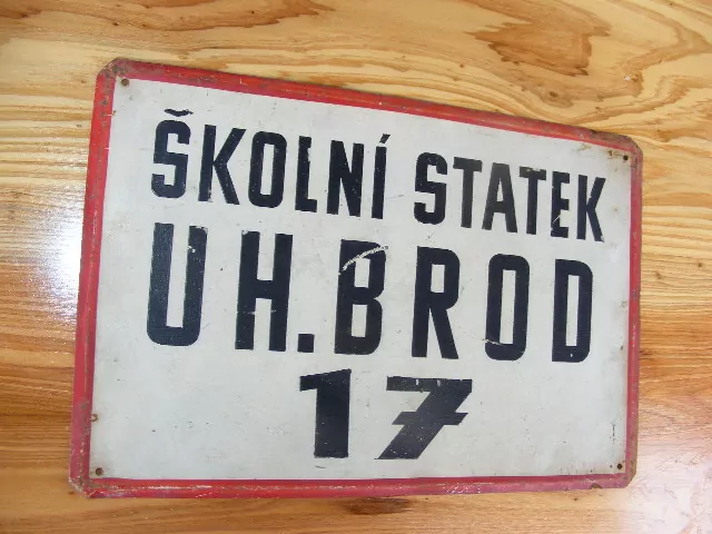 PLECHOVÁ CEDULE ŠKOLNÍ STATEK UHERSKÝ BROD