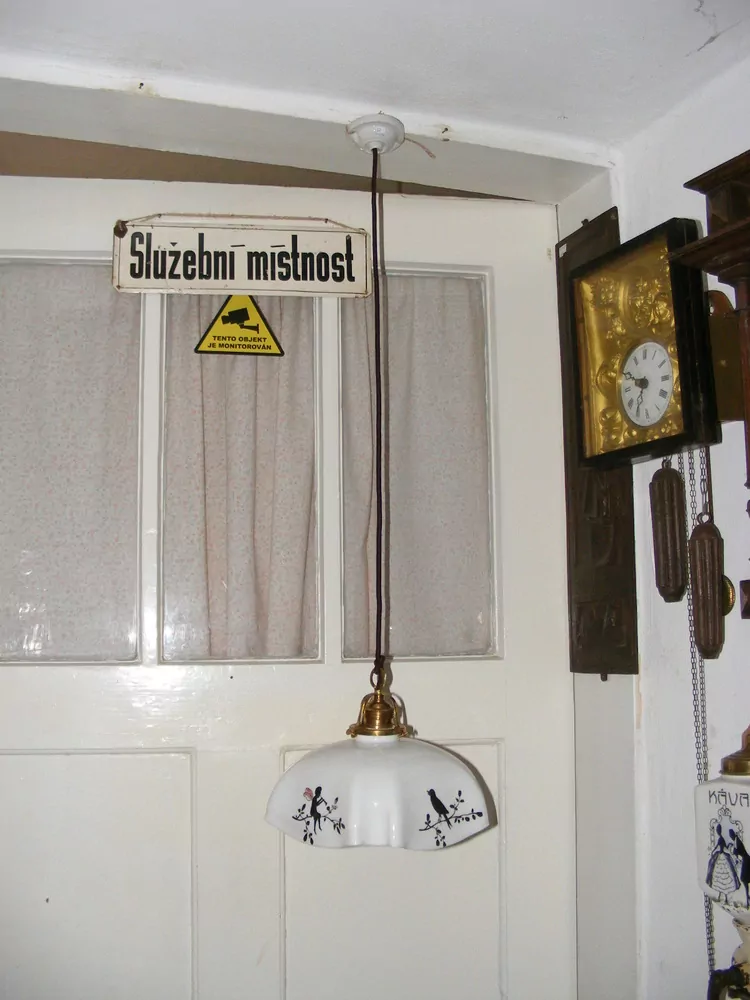 STARÝ LUSTR STÍNÍTKO