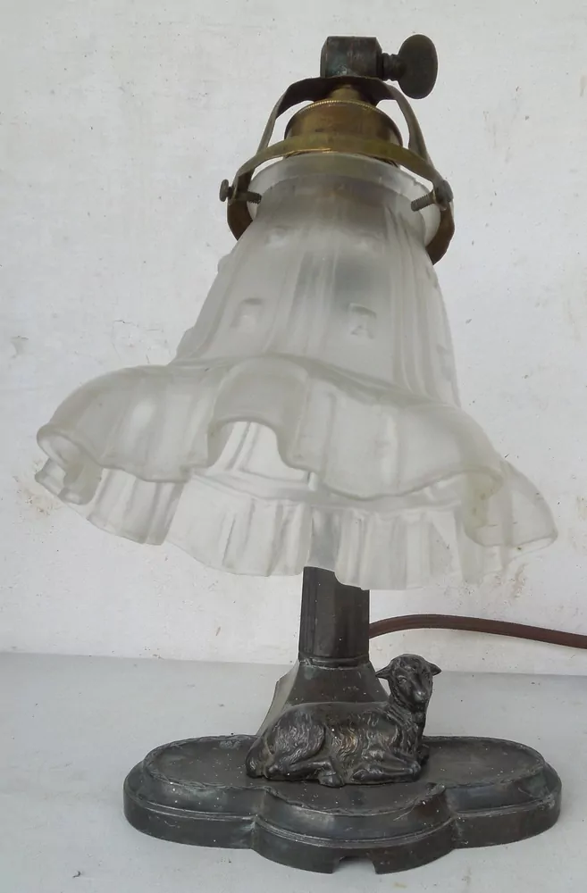  STAROŽITNÁ STOLNÍ NEBO NÁSTĚNNÁ LAMPA ELEKTRICKÁ figurální s ovečkou,ovce