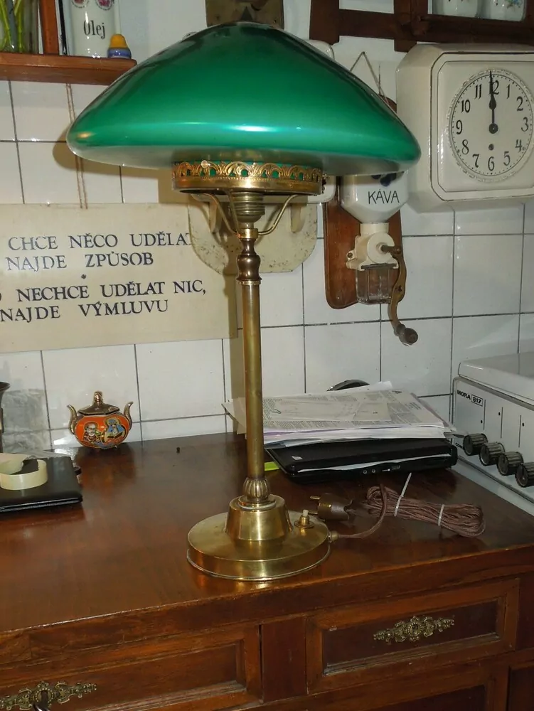 STAROŽITNÁ MOSAZNÁ STOLNÍ LAMPA ELEKTRICKÁ