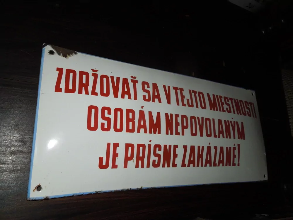 PLECHOVÁ SMALTOVÁ CEDULE ZDRŽOVAT SE V TEJTO MIESTNOSTI OSOBÁM NEPOVOLANÝM JE PRÍSNE ZAKÁZANÉ !