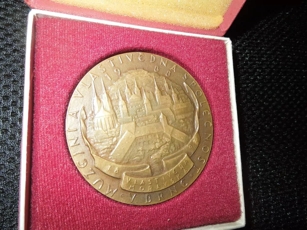PLAKETA MUZEJNÍ A VLSTIVĚDNÁ SPOLEČNOST V BRNĚ 1888 / 1988