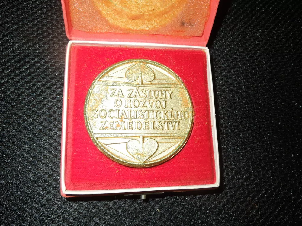 PLAKETA ZA ZÁSLUHY O ROZVOJ SOCIALISTICKÉHO ZEMĚDĚLSTVÍ