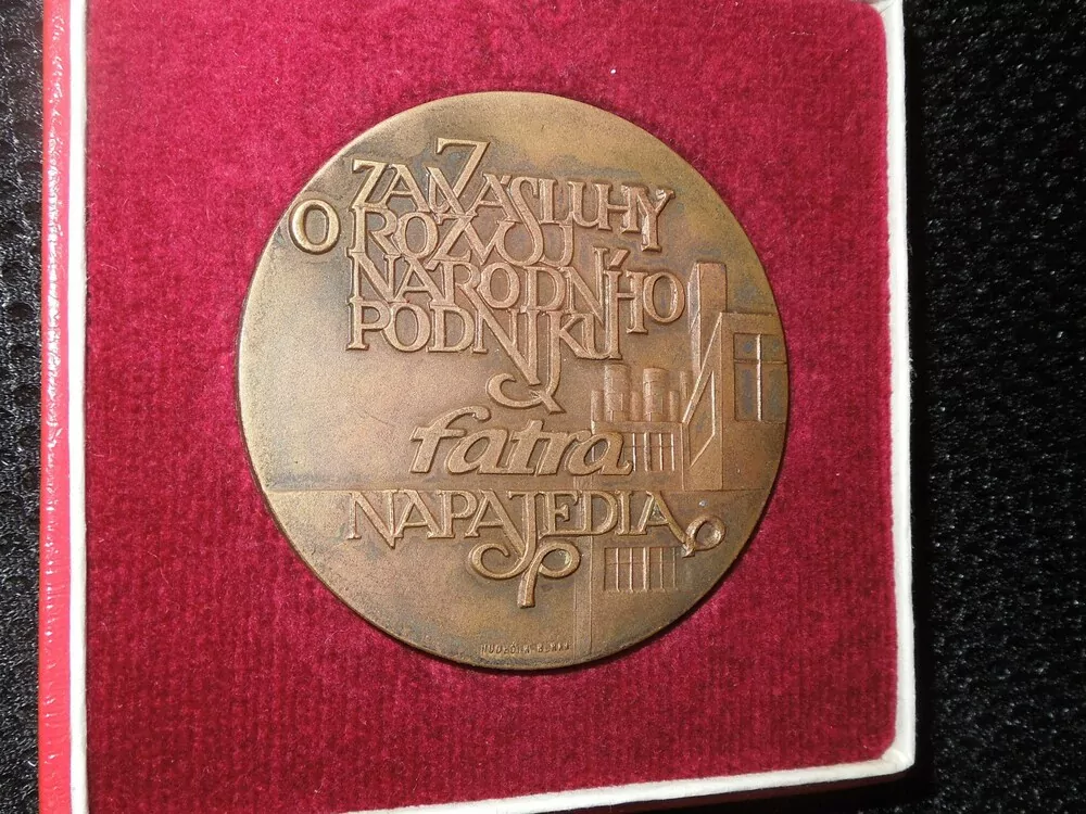 PLAKETA ZA ZÁSLUHY O ROZVOJ NÁRODNÍHO PODNIKU FATRA NAPAJEDLA