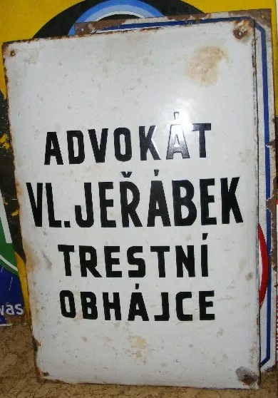 PLECHOVÁ SMALTOVÁ CEDULE ADVOKÁT TRESTNÍ OBHÁJCE JEŘÁBEK