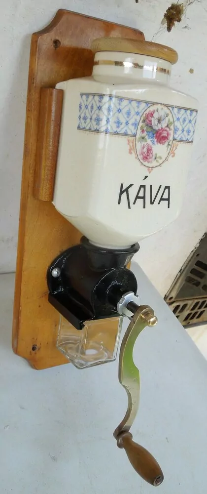 STAROŽITNOST MLÝNEK KAFEMLÝNEK KÁVOMLÝNEK  