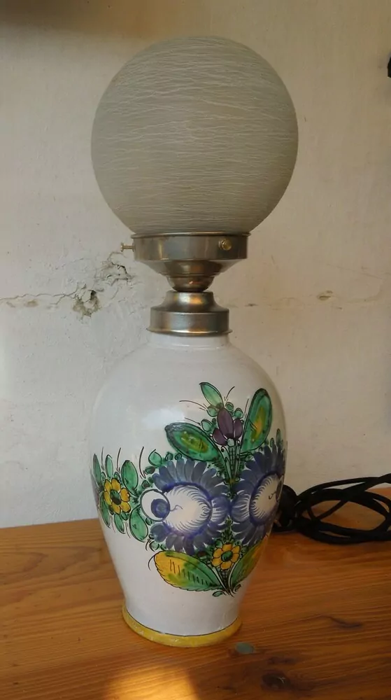 LAMPIČKA STOLNÍ ELEKTRICKÁ KERAMICKÁ TUPESY ?
