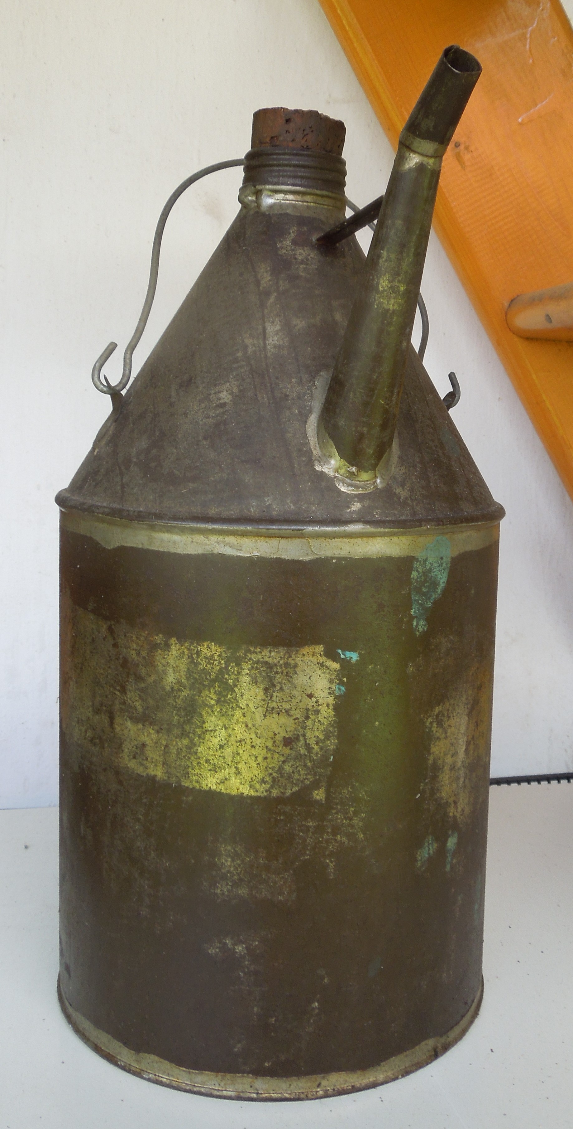 Stará plechová nádoba na petrolej, 33x17 cm