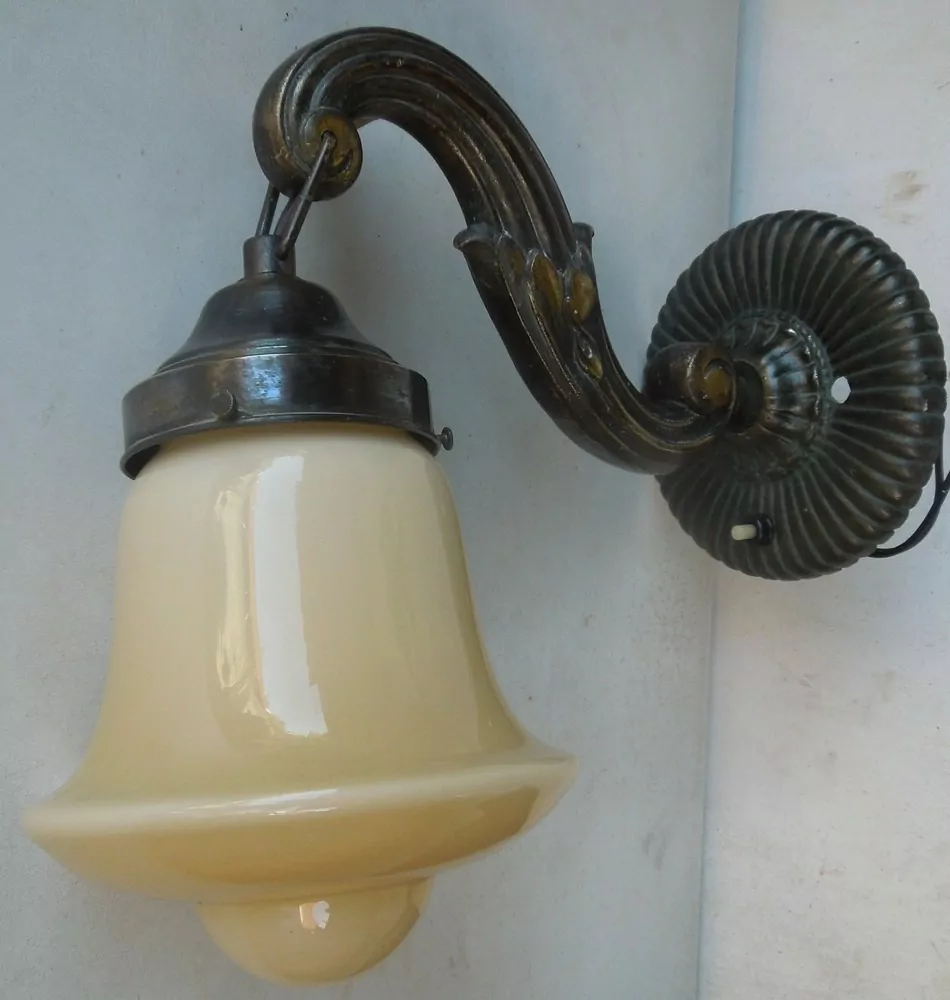 LAMPIČKA NA STĚNU LAMPA ELEKTRICKÁ  s vypínačem