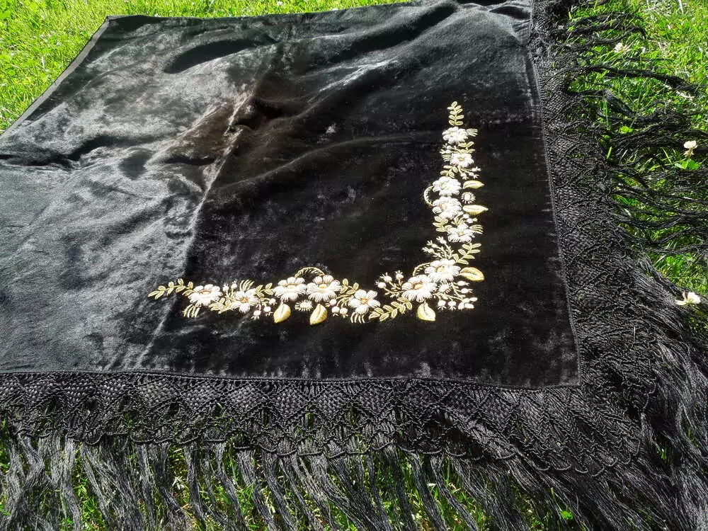 KROJ ŠÁTEK ČERNÝ PLYŠOVÝ S TŘÁSNĚMI