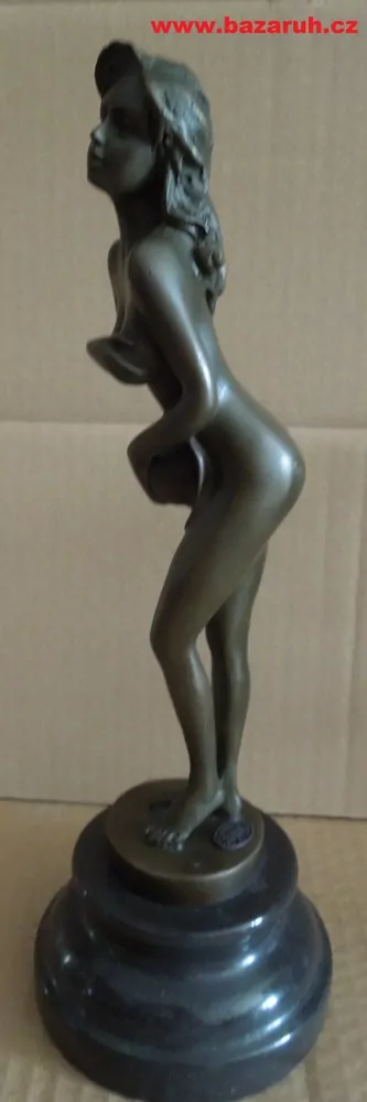 BRONZOVÁ SOCHA AKT DÍVKA S KLOBOUKEM V.28 CM