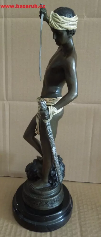 BRONZOVÁ SOCHA VÍTĚZSTVÍ DAVIDA NAD GOLIÁŠEM V 33,5 CM