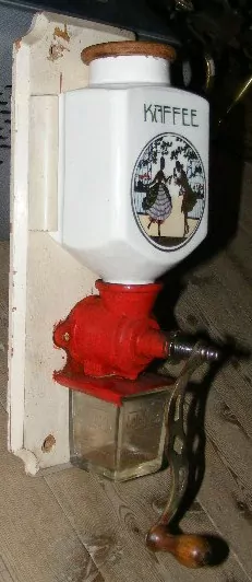 STAROŽITNOST PORCELÁNOVÝ MLÝNEK MOTIV ROKOKO KAFEMLÝNEK