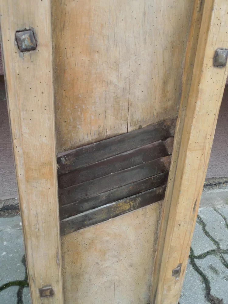 STAROŽITNÉ STRUHADLO NA ZELÍ