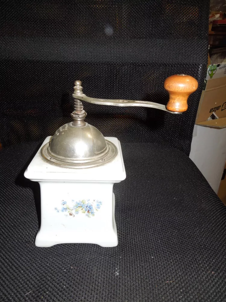 STAROŽITNOST MLÝNEK KÁVOMLÝNEK KAFEMLÝNEK PORCELÁNOVÝ LEINBROCK  POMNĚNKY