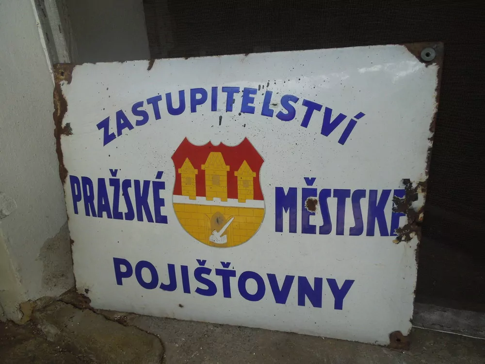 PLECHOVÁ SMALTOVÁ CEDULE ZASTUPITELSTVÍ PRAŽSKÉ MĚSTSKÉ POJIŠŤOVNY