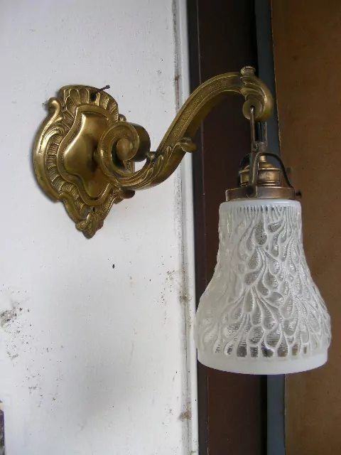 LAMPIČKA NA STĚNU MOSAZ S VYPÍNAČEM