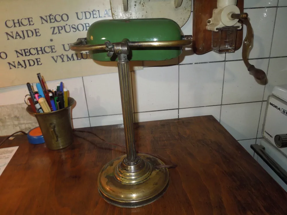 STAROŽITNÁ BANKOVNÍ LAMPA BANKÉŘKA