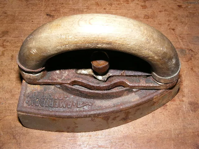 STAROŽITNÁ ŽEHLIČKA 