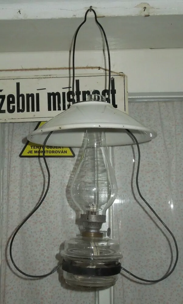 STAROŽITNÁ PETROLEJOVÁ LAMPA ZÁVĚSTNÁ