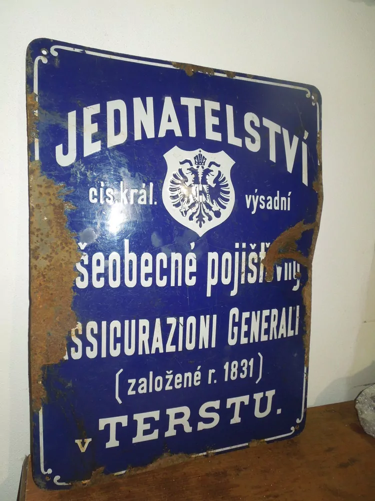 PLECHOVÁ SMALTOVÁ CEDULE JEDNATELSTVÍ VŠEOBECNÉ POJIŠŤOVNY