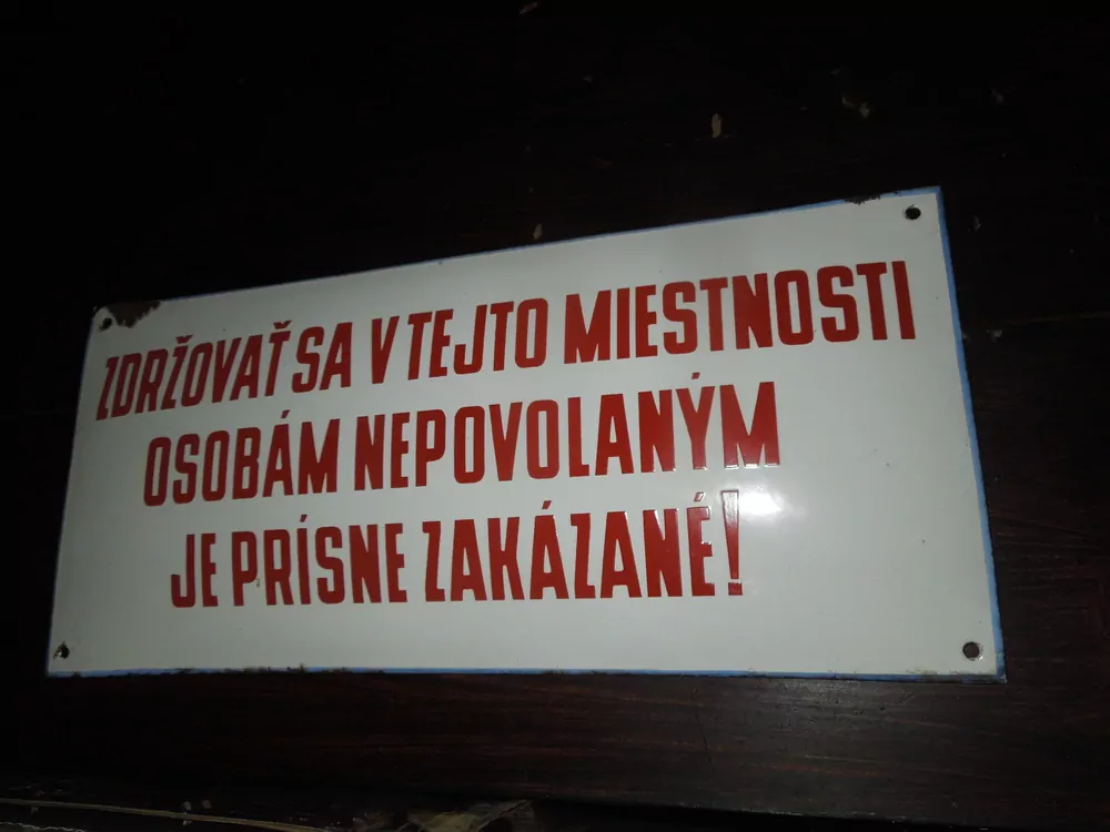 PLECHOVÁ SMALTOVÁ CEDULE ZDRŽOVAT SE V TEJTO MIESTNOSTI OSOBÁM NEPOVOLANÝM JE PRÍSNE ZAKÁZANÉ !