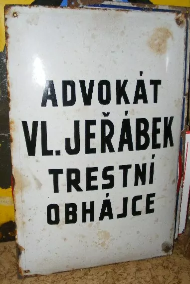 PLECHOVÁ SMALTOVÁ CEDULE ADVOKÁT TRESTNÍ OBHÁJCE JEŘÁBEK