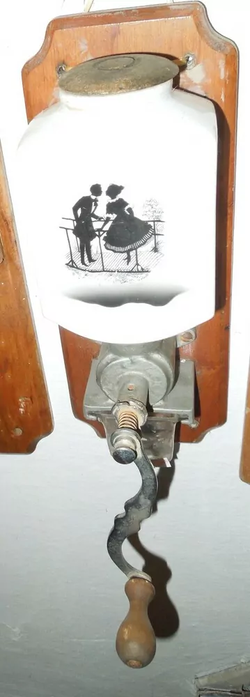 Porcelánový mlýnek na kávu, kafemlýnek, kávomlýnek rokoko