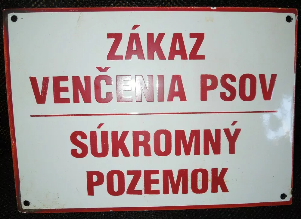 ZÁKAZ VENČENIA PSOV - SÚKROMNÝ POZEMOK