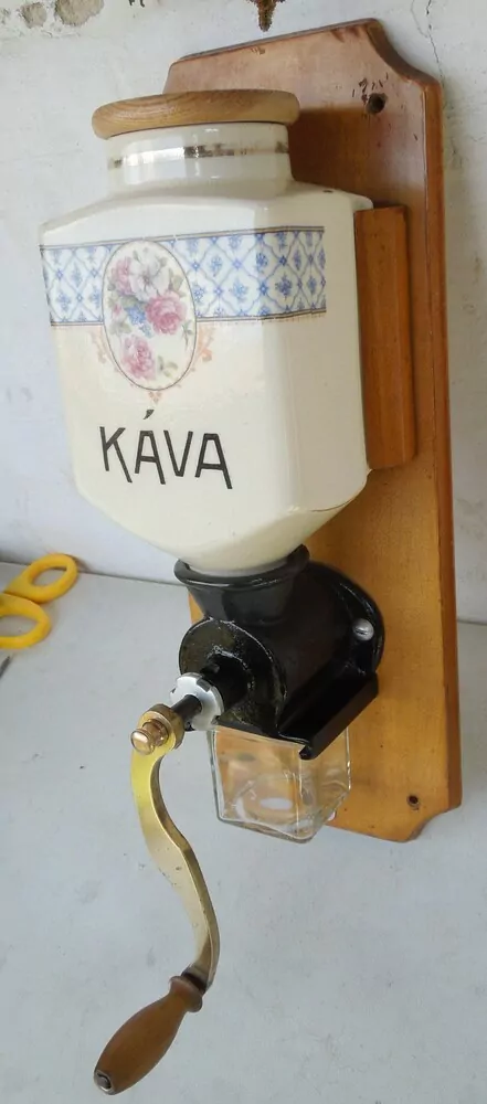 STAROŽITNOST MLÝNEK KAFEMLÝNEK KÁVOMLÝNEK  