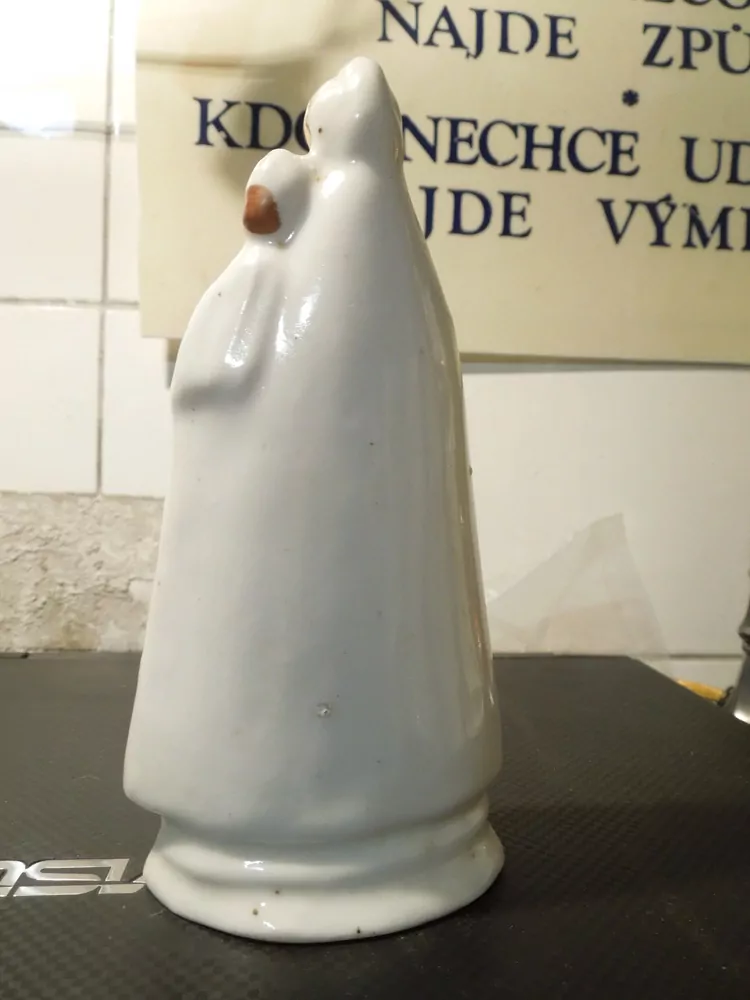 SOCHA SVATÁ PORCELÁN 14 CM