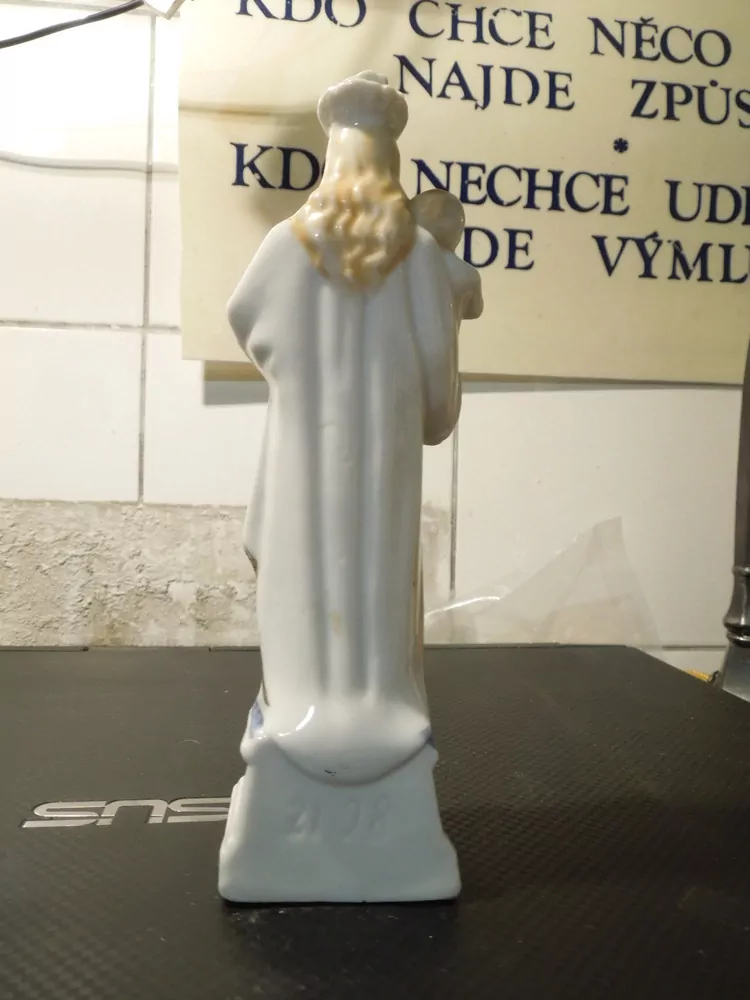 SOCHA SVATÁ PORCELÁN 14,5 CM