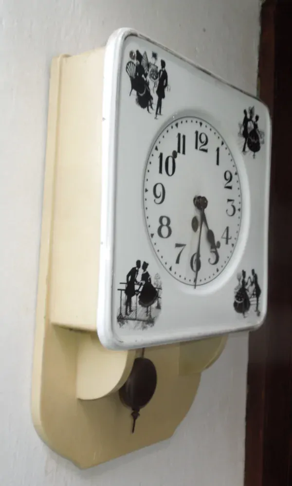 HODINY NÁSTĚNNÉ PÉROVÉ PORCELÁNOVÉ ROKOKO