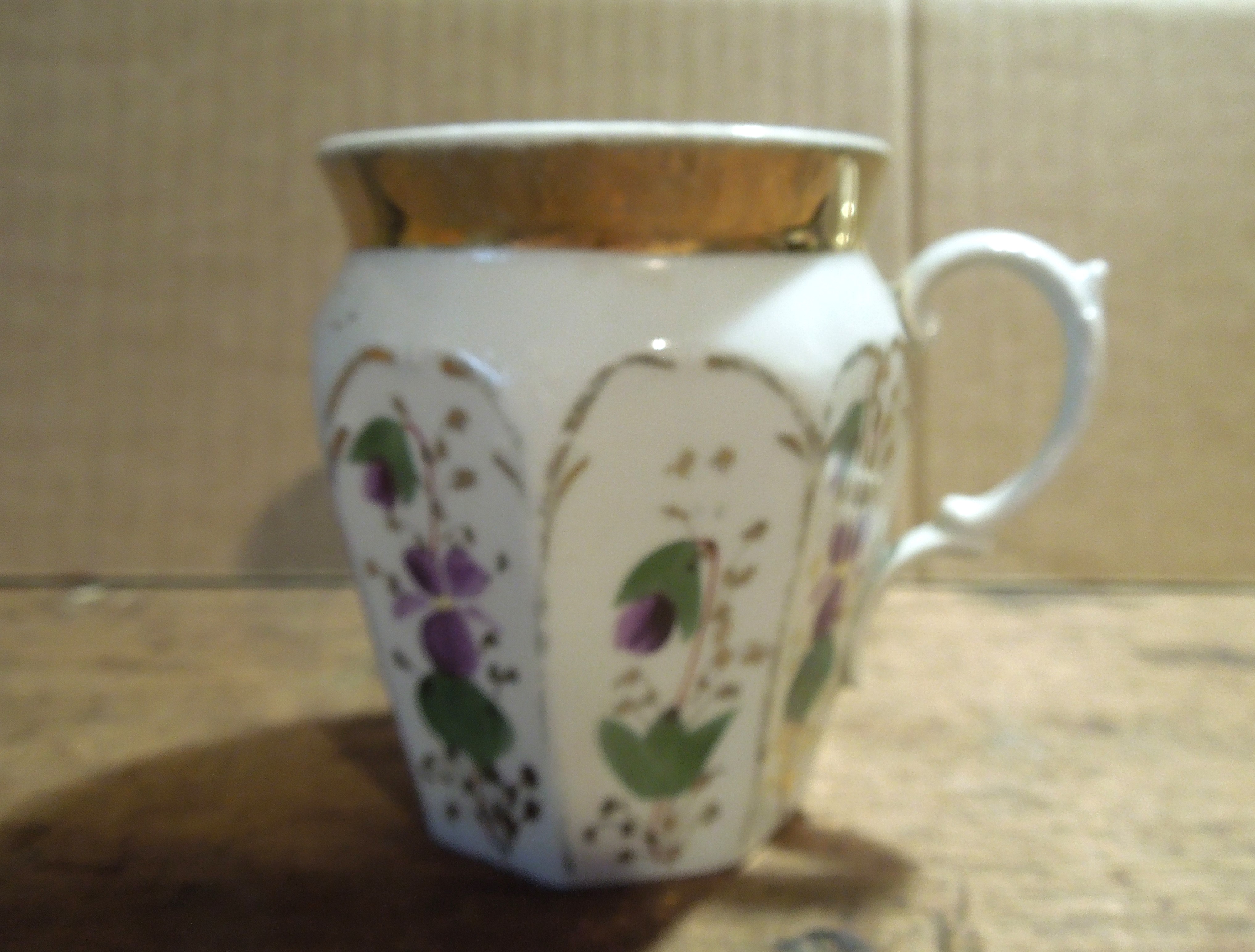 HRNEK PORCELÁNOVÝ FIALKY