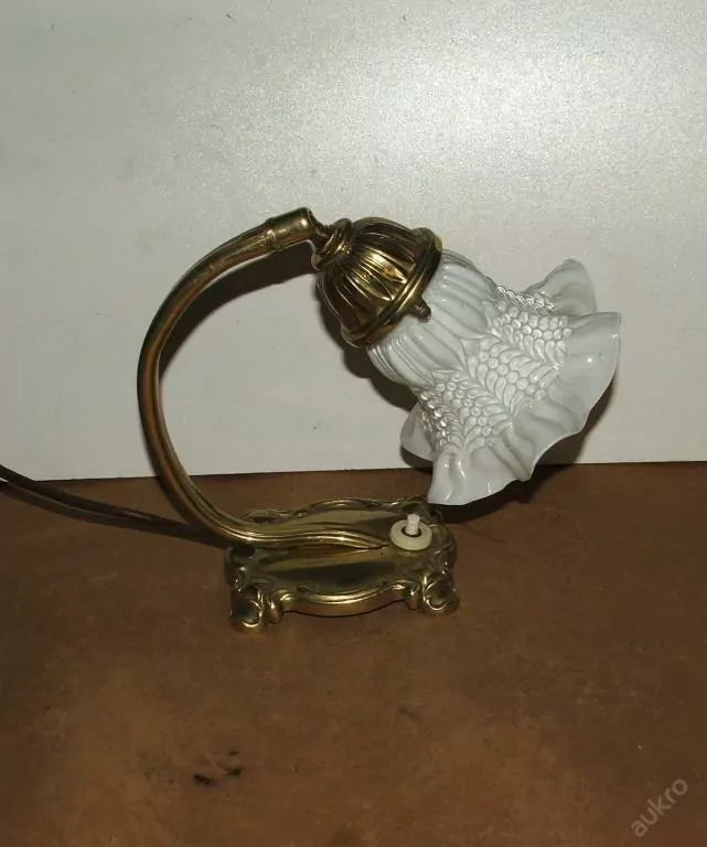 LAMPIČKA STOLNÍ NEBO NA STĚNU LAMPA ELEKTRICKÁ