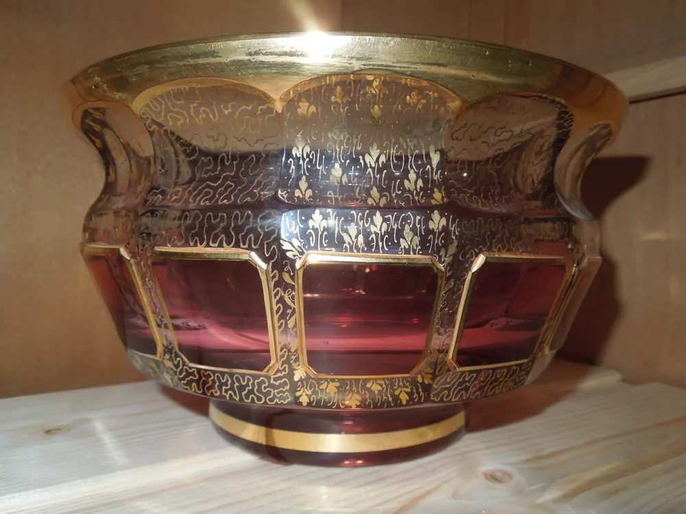 Bohemi Glass Egermann, ručně broušeného skla pozlaceného 24karátovým zlatem.