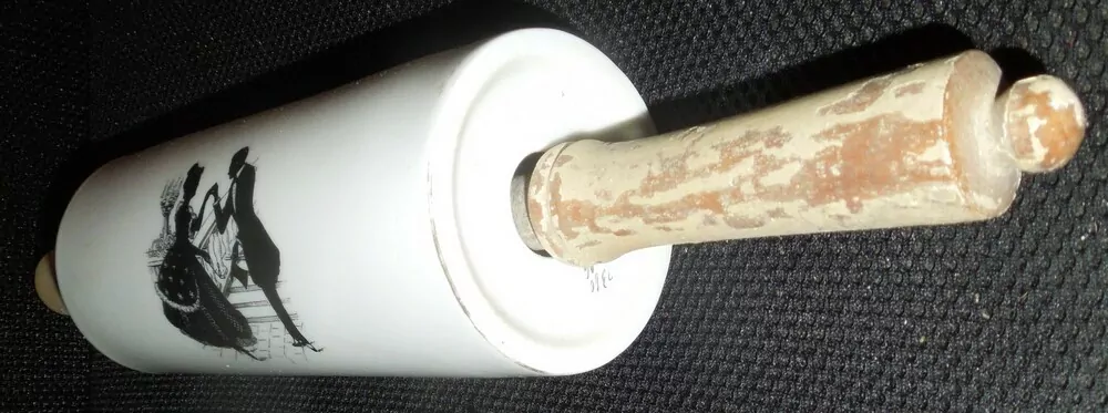 PORCELÁNOVÝ VÁLEČEK ROKOKO
